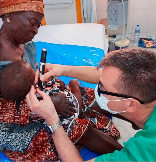 HNO-Arzt Dr. Martin Krasa vom Klinikum Nürnberg untersucht schwerhörige Kinder in der Kinderklinik Bassar, Togo. / © Apotheker Helfen/Fi Bassar