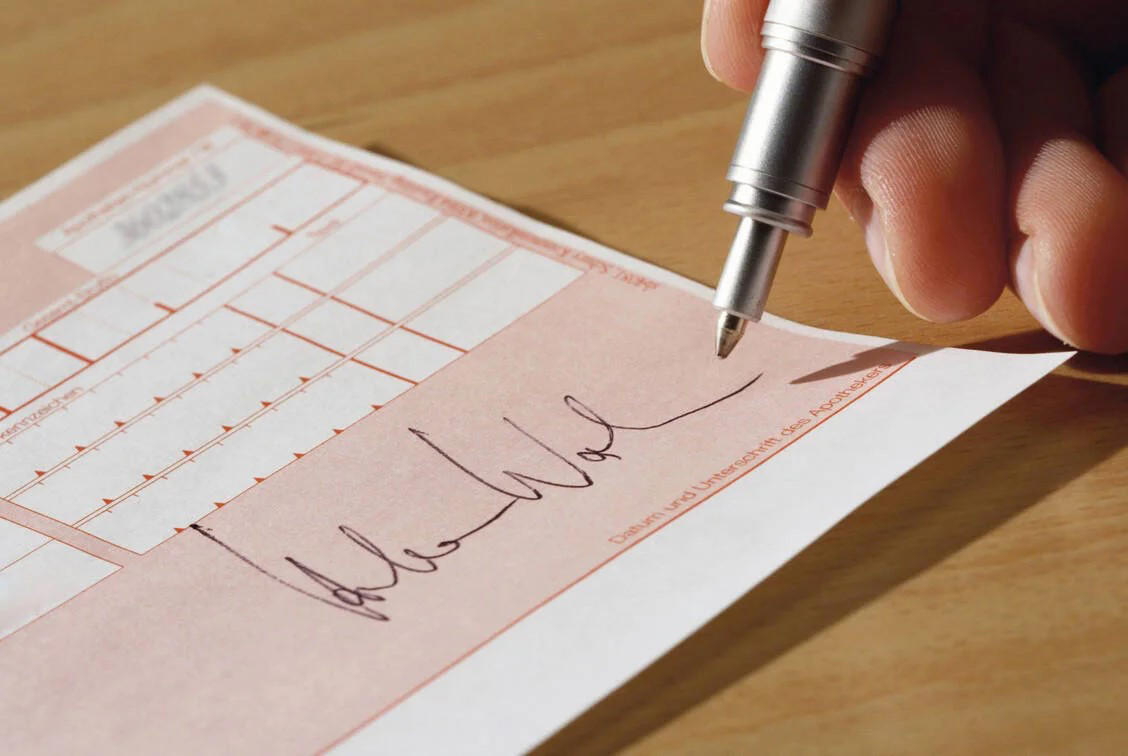 Bei der AOK Nordost ist allein von Januar bis Oktober 2025 bereits ein Verlust von 755.000 Euro durch Rezeptfälschungen entstanden. / © Imago/Westend61