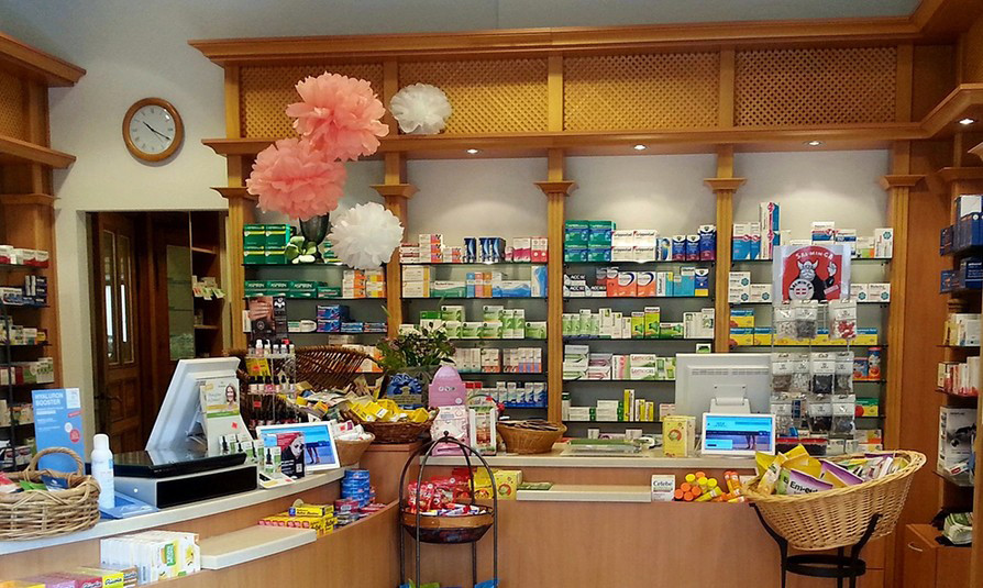 Die Stolpe-Apotheke in Berlin-Zehlendorf ist wieder hell erleuchtet.  / © Stolpe-Apotheke