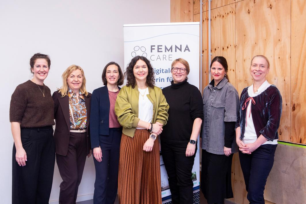 Maxie Matthiessen (Femna Health) und Andrea Galle (mkk) luden gestern Martina Waldherr (Klinik Bogenhausen), Moderatorin Nicole Lauscher (Vita Health Media), Professorin Sylvia Thun (Charité), Chefredakteurin Julia Rotherbl (Apotheken Umschau) und Ute Wiedemann (DAK-Gesundheit) zu einem Panel über gendergerechte Gesundheitsversorgung ein. (von links) / © Tanja Schnitzler