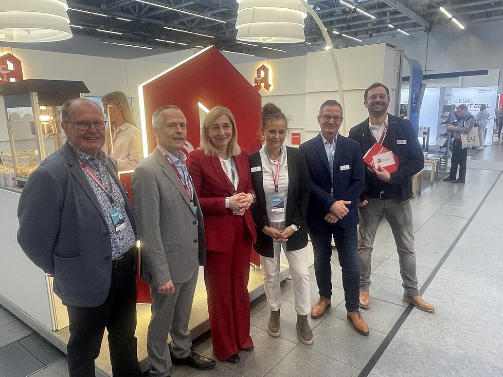 Bundesgesundheitsministerin Nina Warken (3. von links) besuchte den Stand der ABDA.  / © LAV Baden-Württemberg