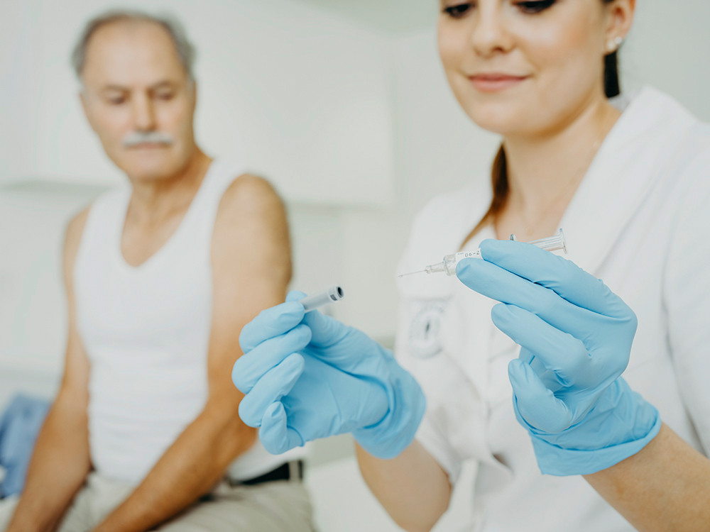 In der Schweiz erfolgte im Jahr 2015 eine Revision des Medizinalberufegesetzes (MedBG). Damit wurde die Kompetenz für Impfungen und Impfberatung durch Apothekerinnen und Apothekern gesetzlich verankert. / © PharmaSuisse