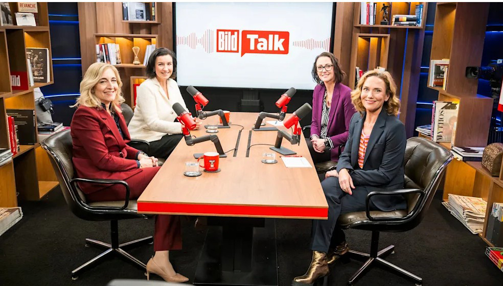 Herzgesundheit war das Thema des »Bild«-Talks (v.l.): Bundesgesundheitsministerin Nina Warken (CDU), Bundesforschungsministerin Dorothee Bär (CSU) sowie die »Bild«-Ressortleiterinnen Stefanie May und Kati Degenhardt. / © Screenshot/bild.de