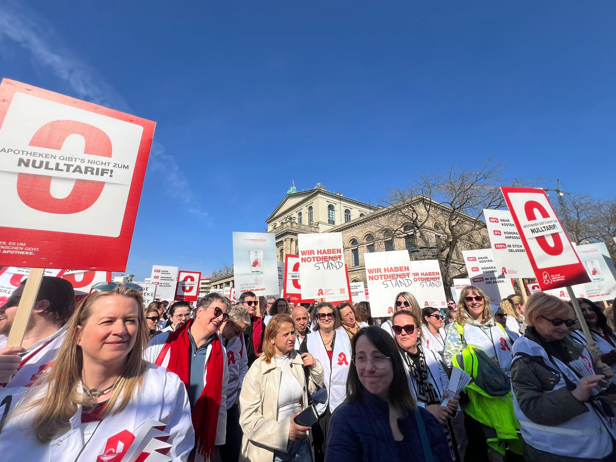 Tausende Mitarbeiterinnen und Mitarbeiter aus Apotheken in Niedersachsen, Hamburg, Schleswig-Holstein und Bremen kämpfen heute in Hannover für ein Überleben der Vor-Ort-Apotheken. / © PZ/Melanie Höhn