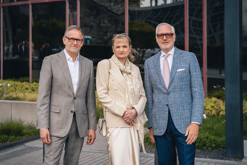 »Linda ist eine Marke von Apothekern für Apotheker – und genau darin liegt ihre Stärke«, sagt Marcus Freitag (rechts), Vorsitzender der Phoenix-Geschäftsführung. MVDA-Präsidentin  Gabriela Hame-Fischer sieht »eine neue Ebene« erreicht, Dirk Vongehr, Linda-Aufsichtsratsvorsitzender, will die Marke »sichtbarer und erlebbarer« machen. / © Linda