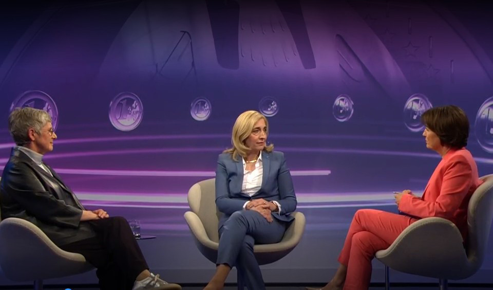 Diskutierten über eine gerechte Gesundheitsreform (v.l.): Britta Haßelmann (Bündnis 90/Die Grünen), Bundesgesundheitsministerin Nina Warken (CDU) und Moderatorin Sandra Maischberger.  / © Screenshot/PZ/Höhn