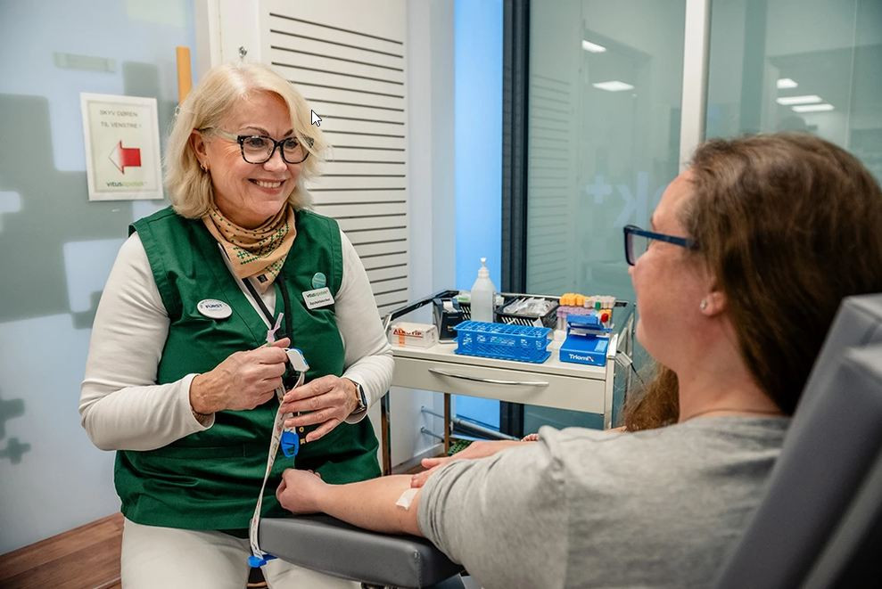 Apothekentechnikerin Anita Sveum Nilsen von der Vitusapotek Sandvika berichtet, dass die Blutentnahme ein spannendes Projekt gewesen sei und alle Erwartungen übertroffen habe. / © Apotekforeningen/Nicolas Tourrenc