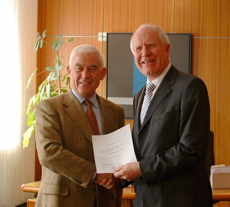 Regierungsvizepräsident Alfred Wirtz (l.) überreichte am 24. August 2006 die Anerkennungsurkunde an den damaligen Kammerpräsidenten Hans-Günter Friese. / © AKWL