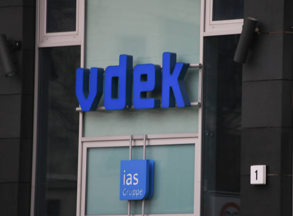 Aktuelle Berechnungen des vdek ergeben: Der Eigenanteil für Heimbewohnende steigt um 256 Euro .  / © Imago images / Rolf Kremming