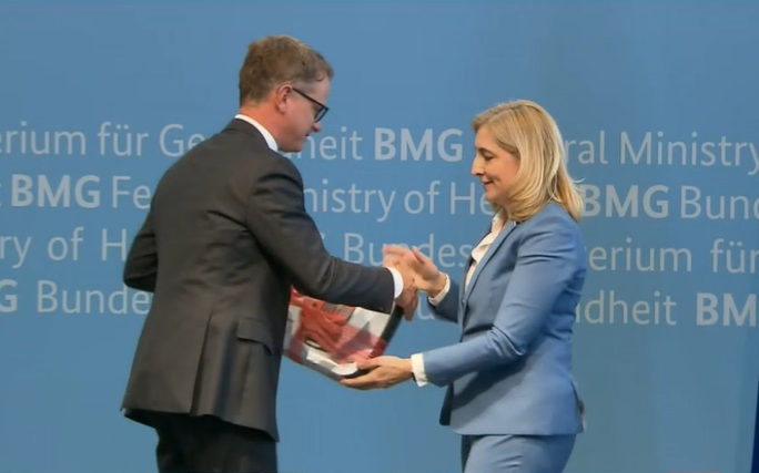 Carsten Linnemann tritt die Nachfolge von Nina Warken als Chef im Bundesgesundheitsministerium an.  Warken räumt den Posten und  wird »Chefin BK«. Für Linnemann gab es einen Werkzeugkasten als Geschenk. / © Screenshot: PZ