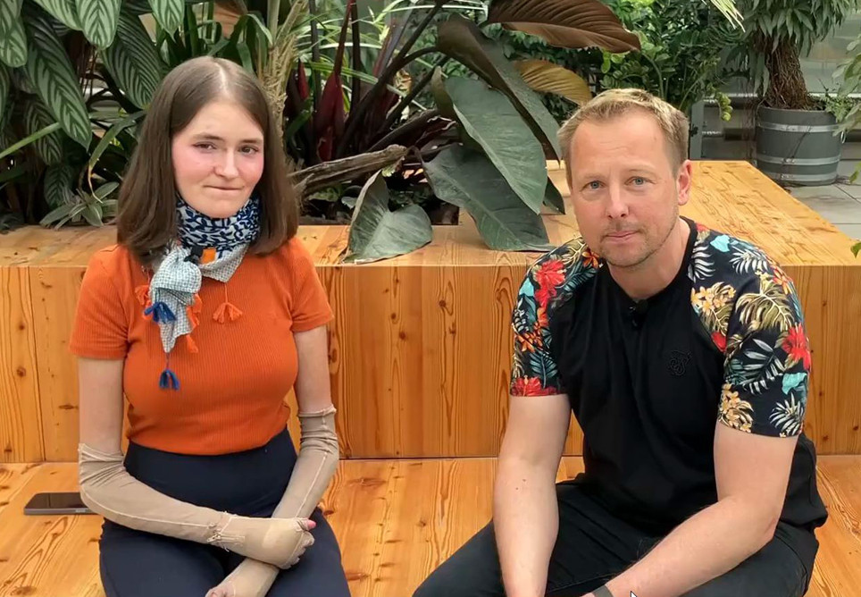 Studentin Leticia leidet an der schweren Hauterkrankung Epidermolysis bullosa. Im Interview mit PZ-Chefredakteur Sven Siebenand berichtet sie bei »PZ Nachgefragt« von ihren Erfahrungen mit der topischen Gentherapie Vyjuvek®. / © PZ