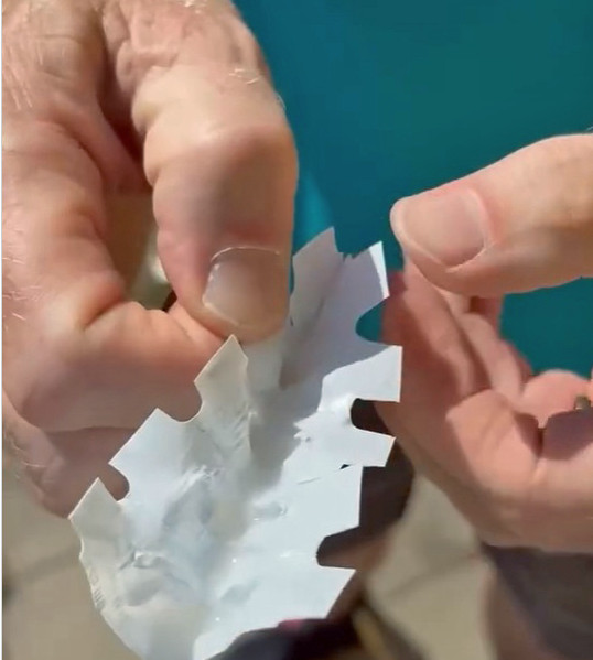 »Joghurtartig« seien die Zäpfchen gewesen, einige komplett geschmolzen und flüssig, so Apotheker Vorstheim. / © Instagram-Screenshot: PZ