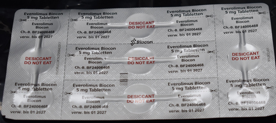 Blister mit Piktogramm einer Schere mit vorgezeichneter Perforationslinie. Das Wort »Desiccant« scheint vielen nicht geläufig. / © AMK
