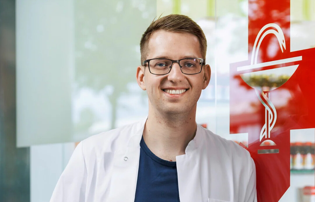 Der Apotheker und Influencer Leon Preschel warnt, dass Medikamente für alle bezahlbar bleiben müssen und »keine Entscheidung des Geldbeutels« sein dürfen. / © Wort & Bild Verlag / Andreas Müller