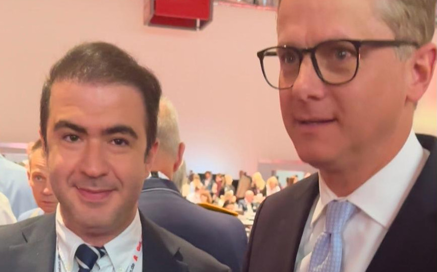 Nojan Nejatian sprach beim DAT auch kurz mit Gesundheitsminister Carsten Linnemann.  / © PZ / Paulina Kamm
