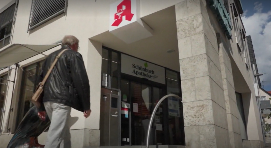 In Holzgerlingen, knapp 30 Kilometer südwestlich von Stuttgart, ist die Schönbuch-Apotheke. / © Screenshot aus der Sendung Doc Fischer/SWR