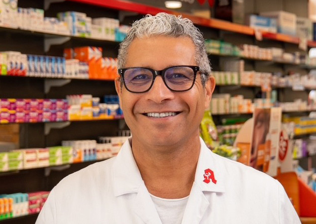 »Vor-Ort-Apotheken können ihre Gemeinwohlaufgaben dauerhaft nur erfüllen, wenn sie auch weiterhin an der gesamten Breite der Arzneimittelversorgung beteiligt bleiben«, sagt der Leipziger Apotheker  Mohammed Radman. / © privat